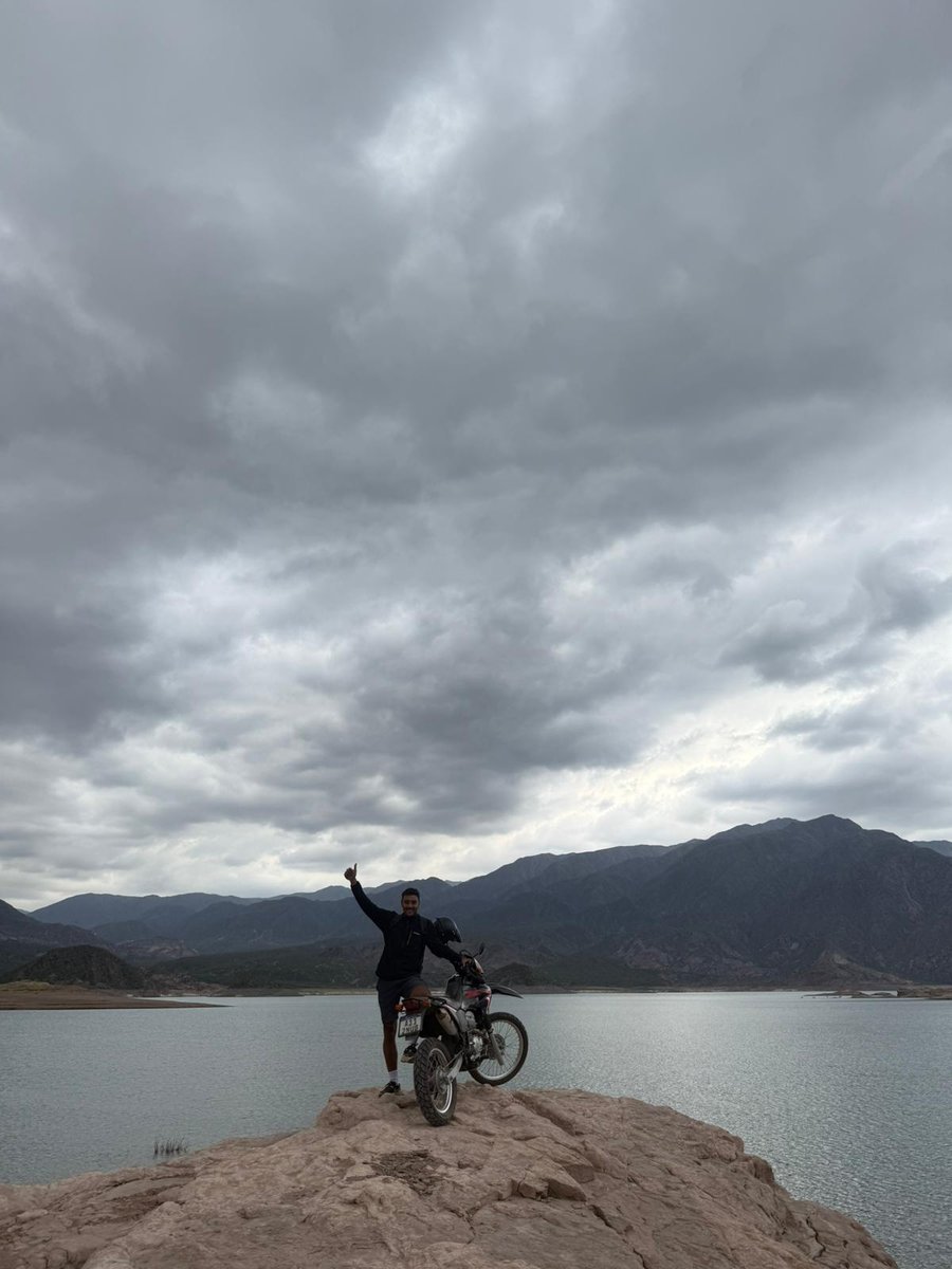 Moto en el dique, cordillera de Mendoza